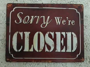 Metalen bord met prachtig geschilderde tekst: Sorry we're closed.